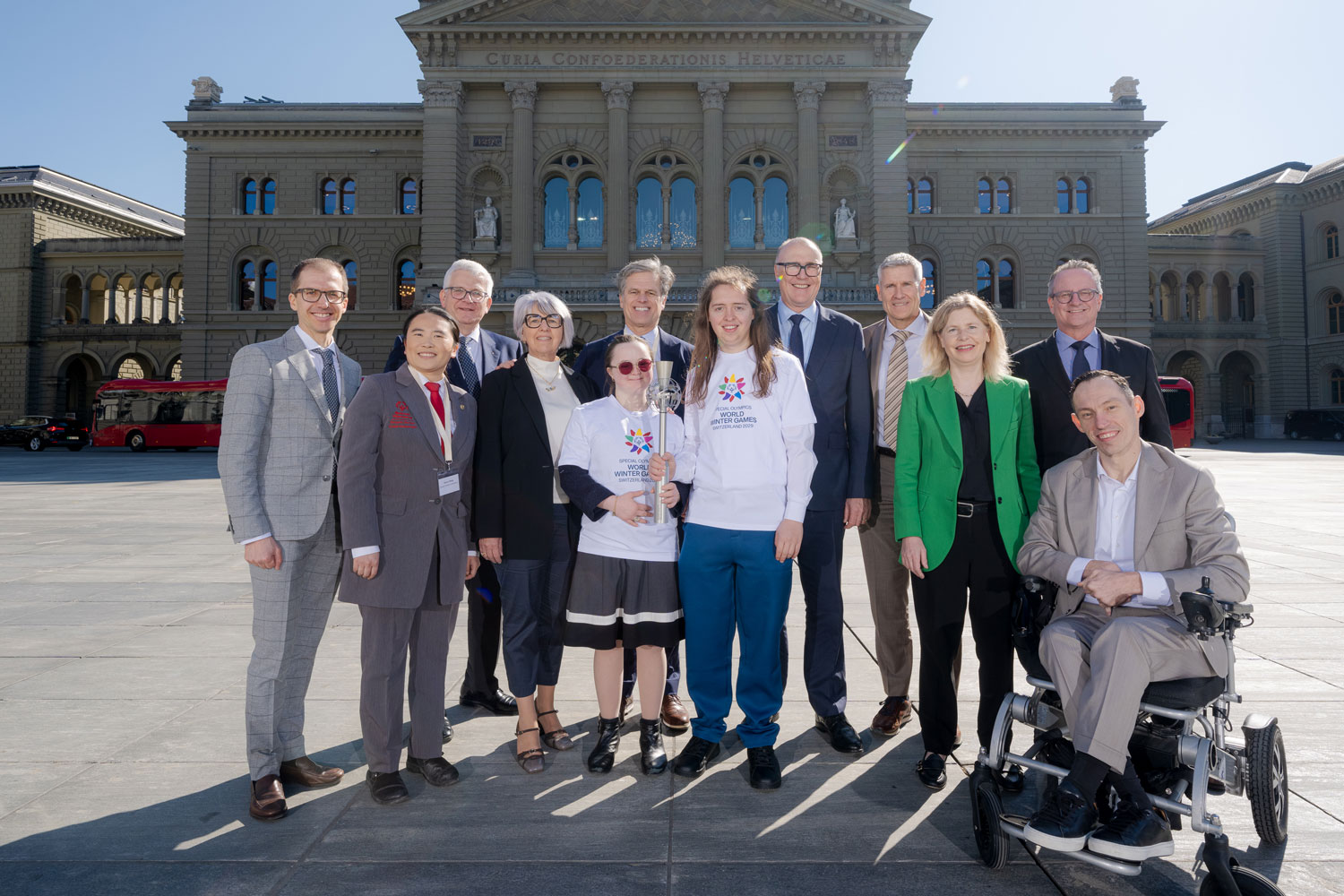 Allekirjoituksessa mukana ollutta juhlakansaa yhteiskuvassa.